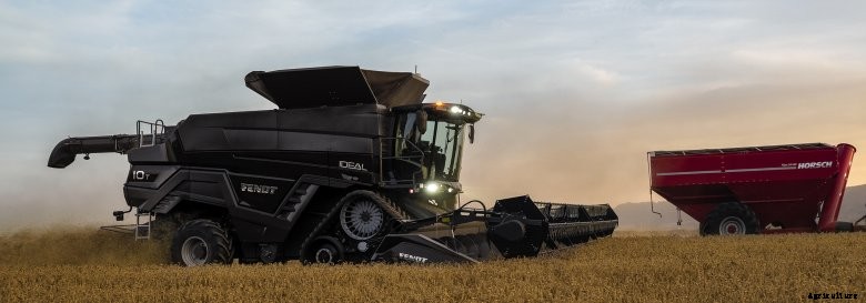 Fendt Ideal 10 T combine in a field